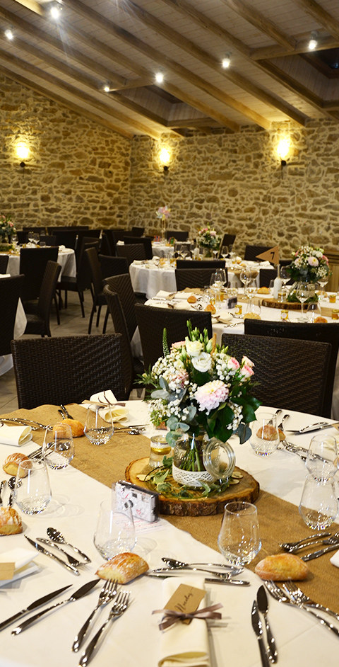 une table de mariage dressée